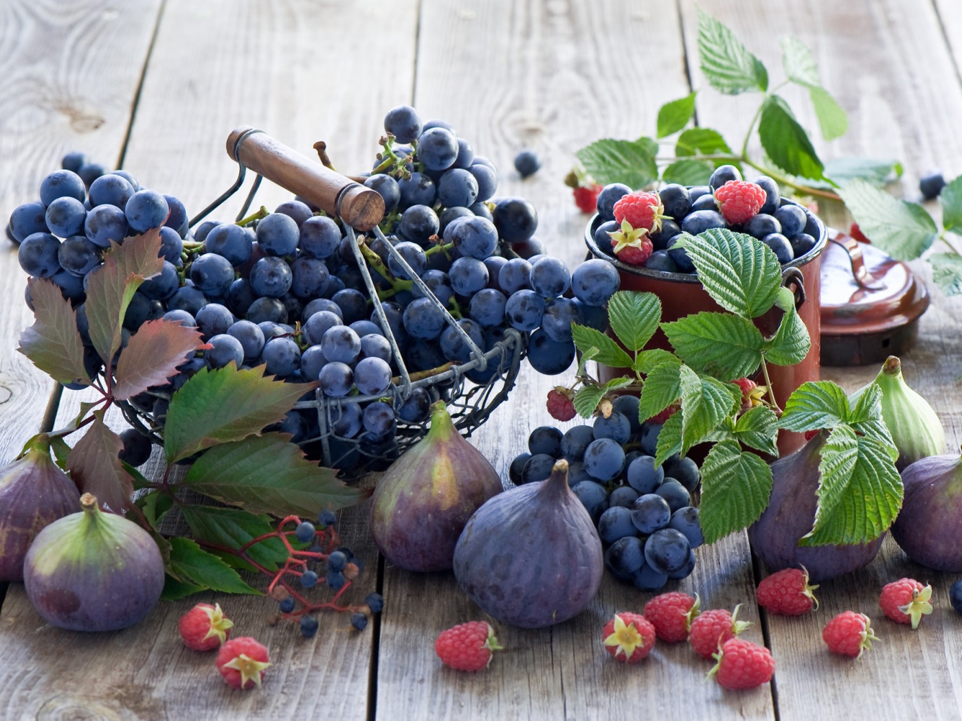 Инжир с ягодами