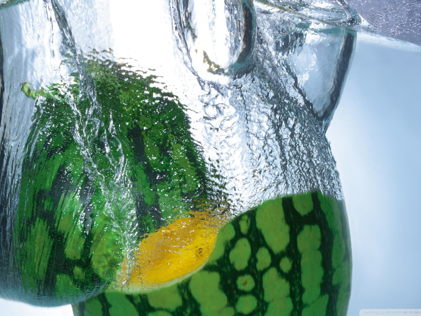 Половинки арбуза в воде