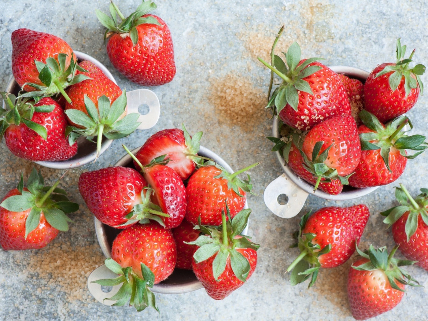 Клубника в чашках на столе