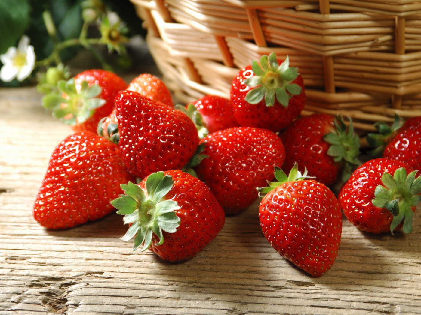 Клубника у соломенной корзины