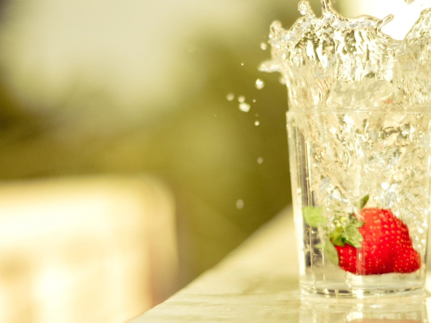 Клубника подняла бурю в стакане