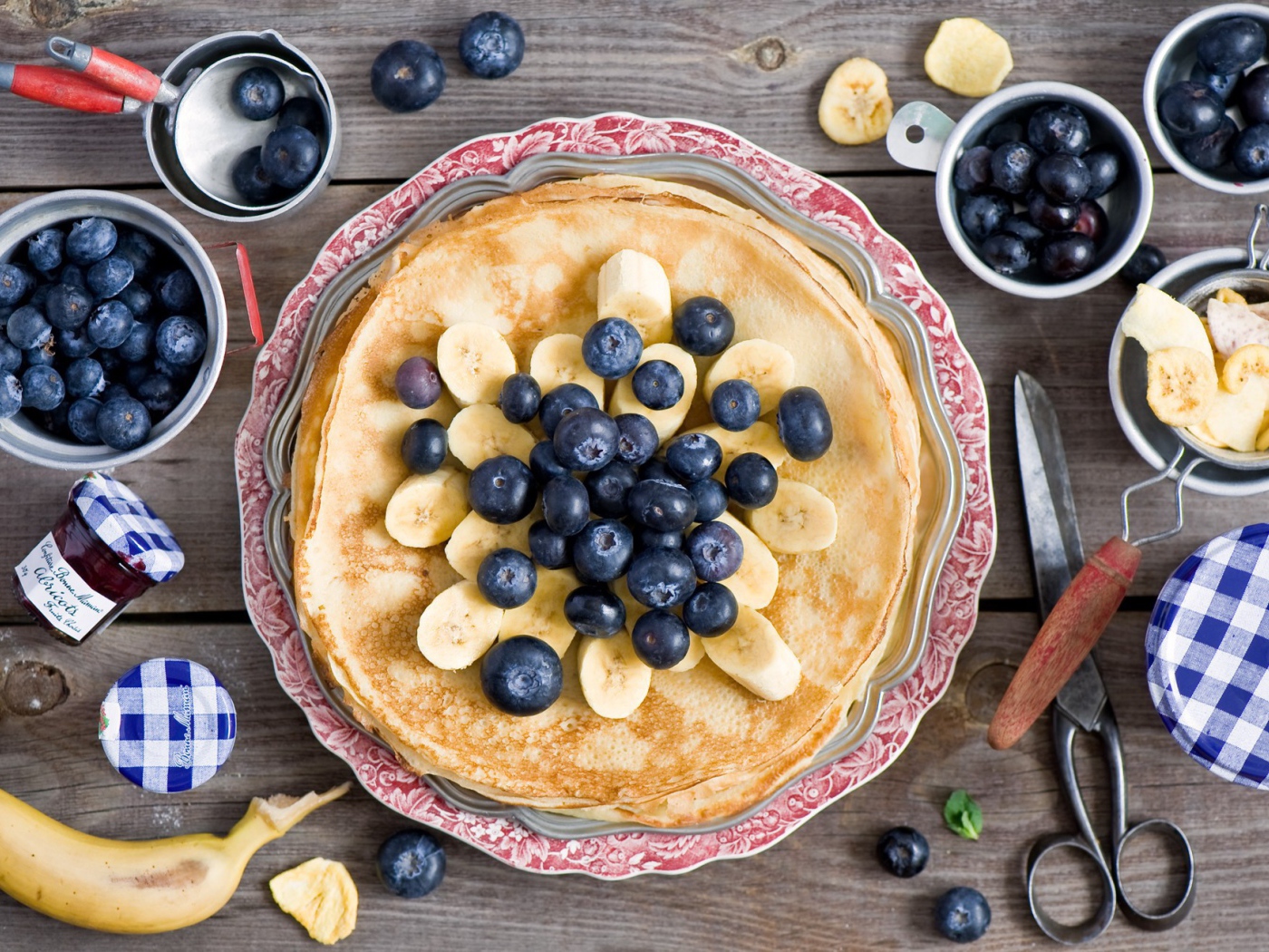 Блины с бананом и черникой