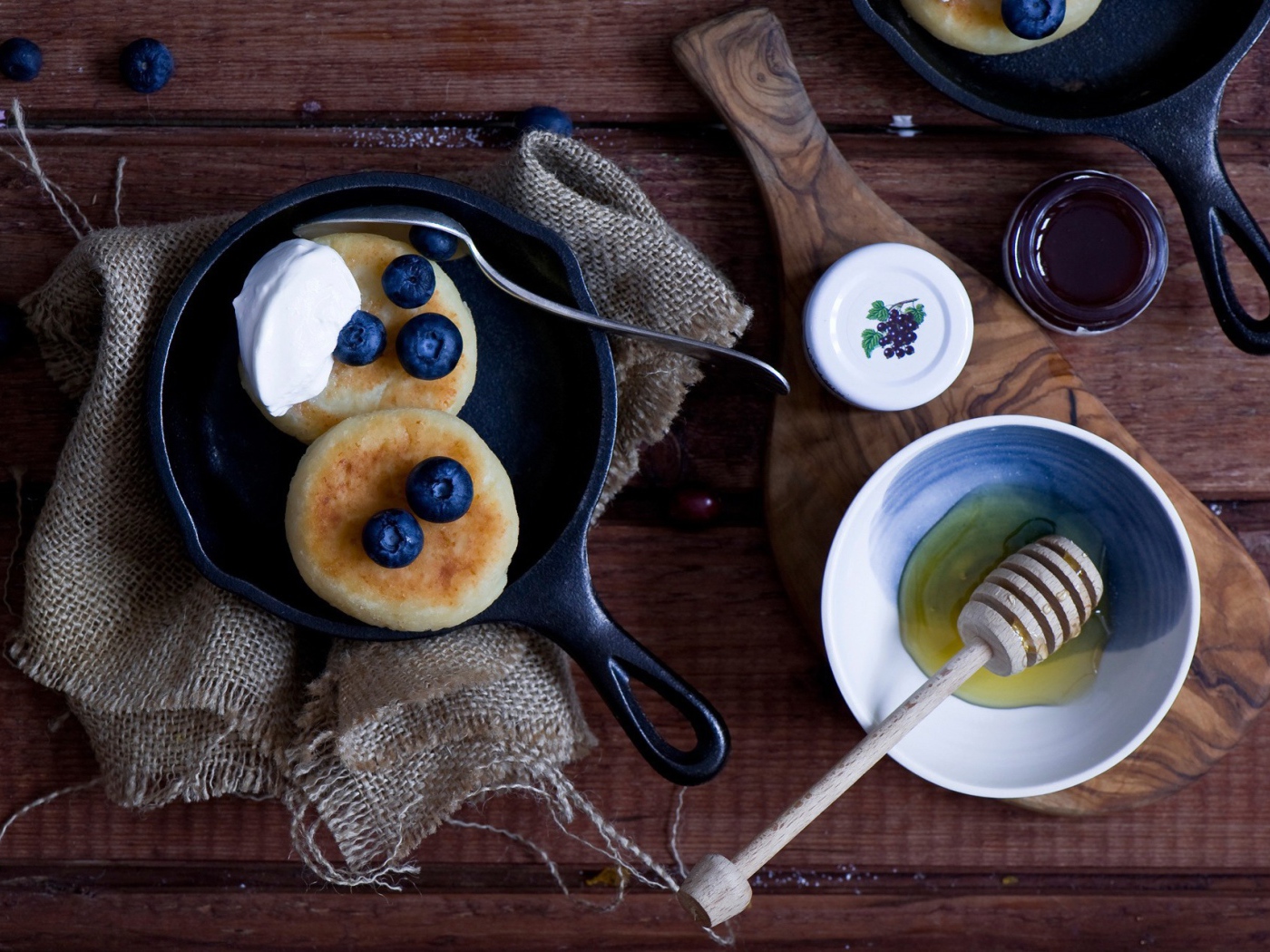 Оладьи с черникой и медом