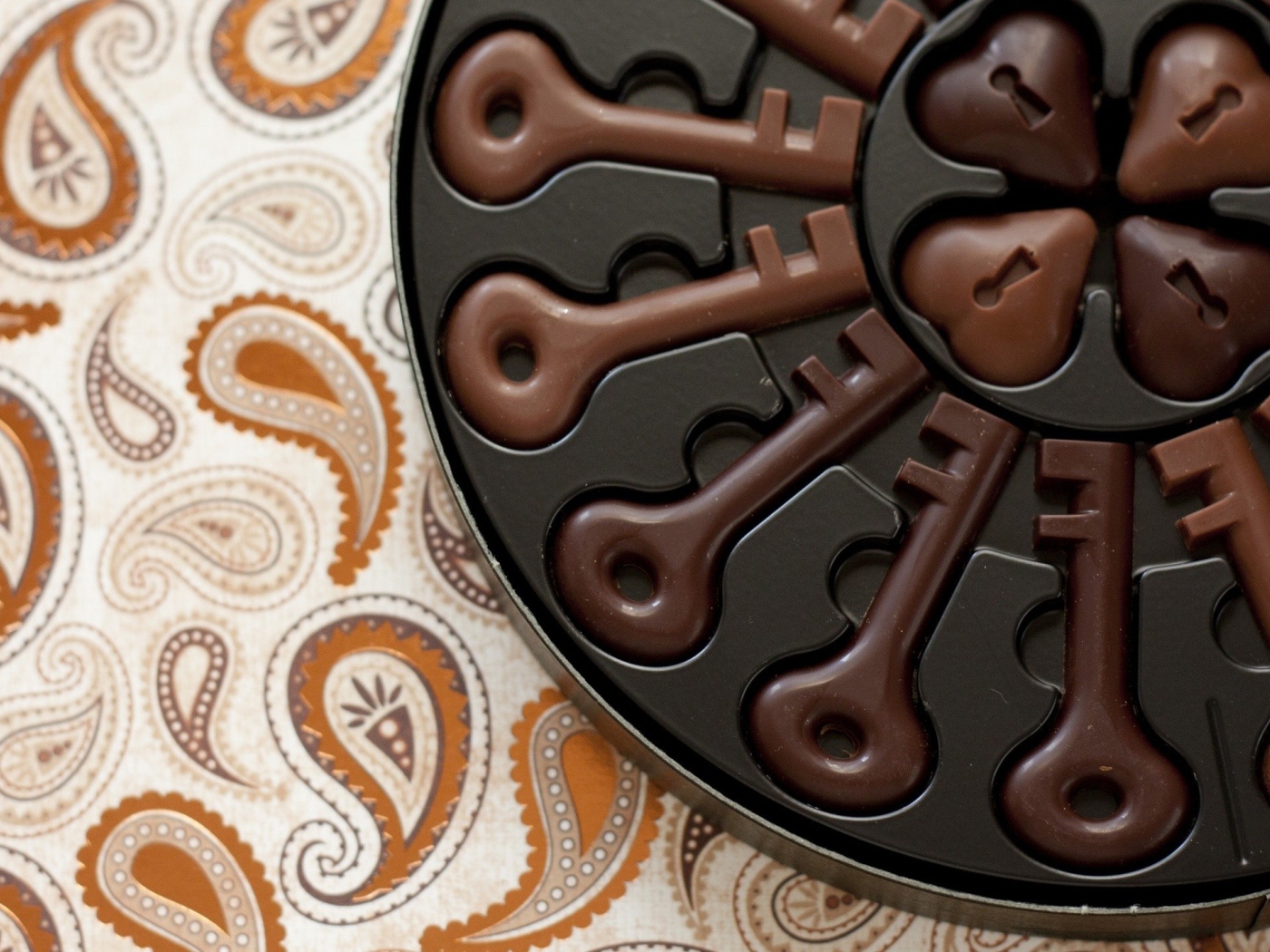 Конфеты из шоколада в форме ключей и сердец