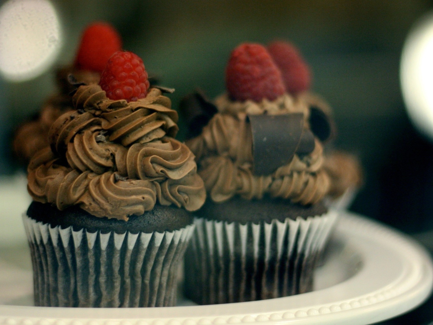 Шоколадные кексы с кофейным кремом и ягодами