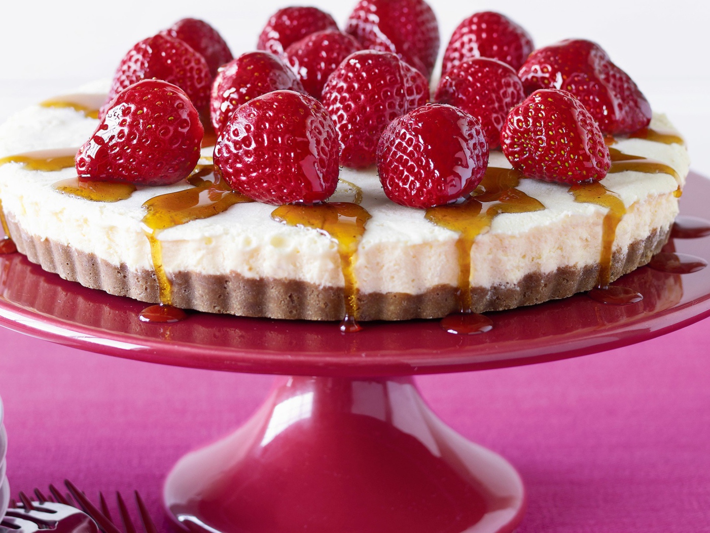 Десерт с клубникой и сиропом