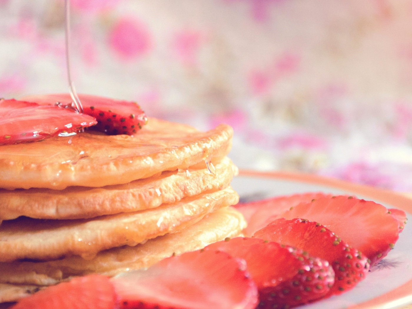 Блинчики с кусочками клубники