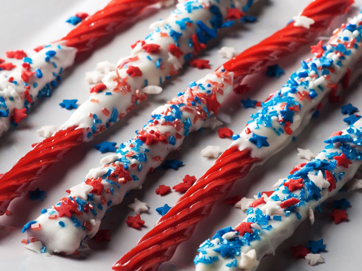 Сладости Twizzlers, лакричные палочки