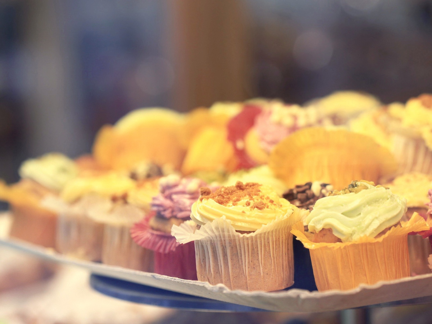 Небольшие круглые кексы с кремом