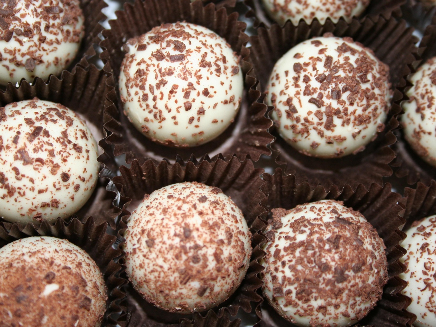 Белые конфеты с шоколадной посыпкой