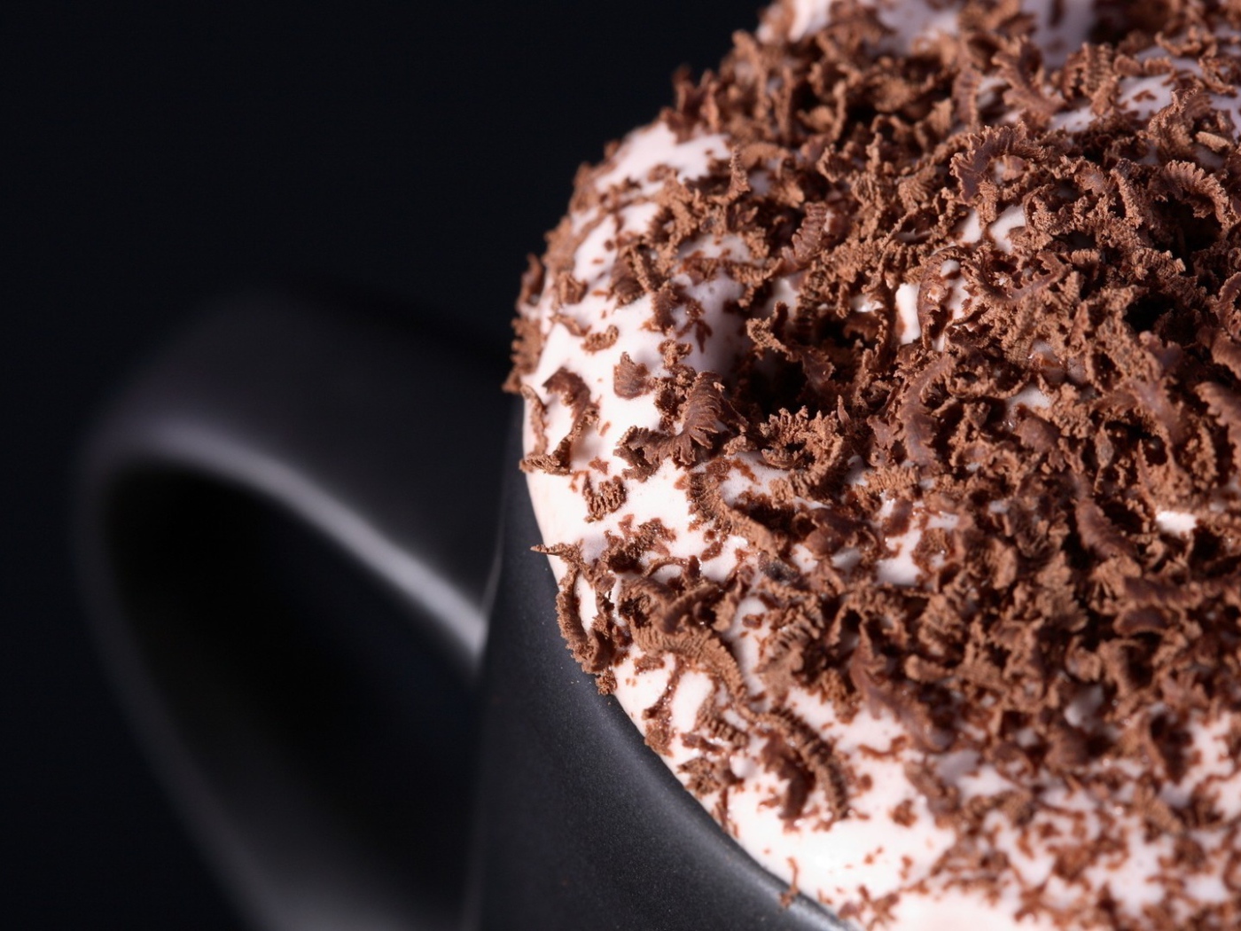 Шоколадная стружка на пенке кофе