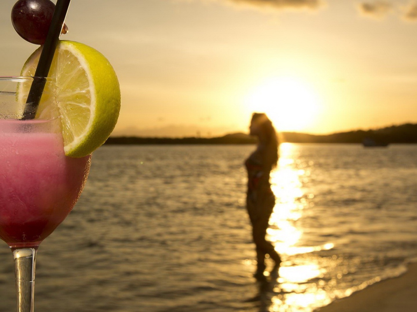 Коктейль с фруктами на вечернем пляже