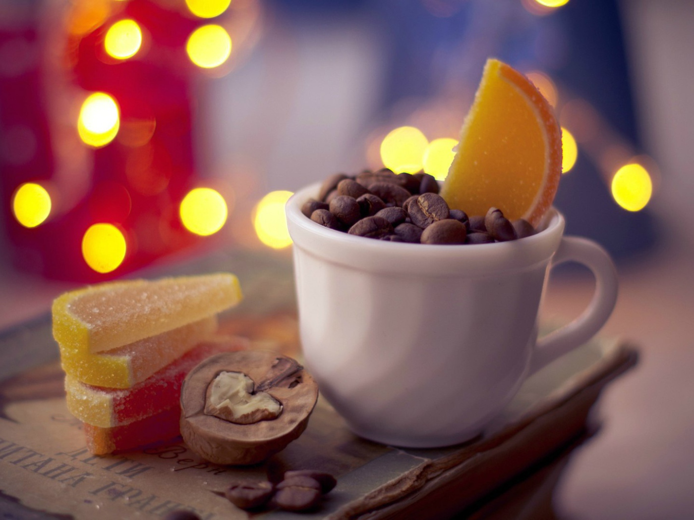 Кофе с мармеладом и орехами