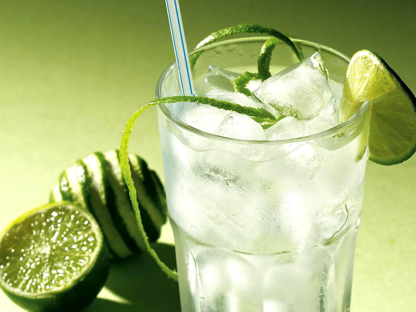 Напиток из сока лайма со льдом