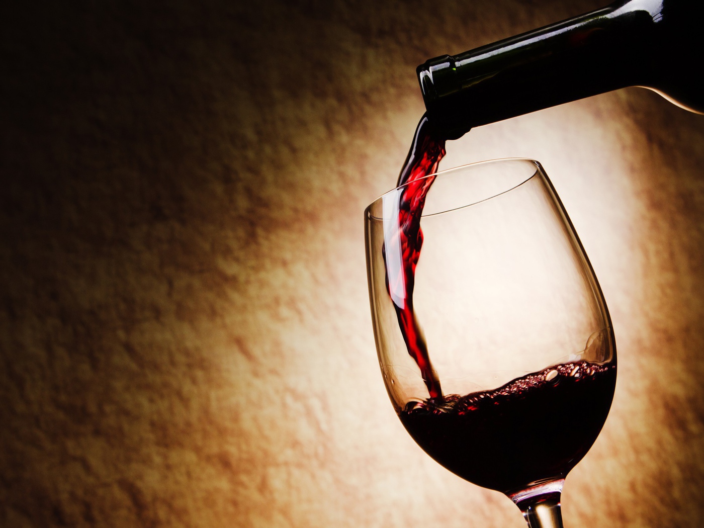 Вино льется в бокал