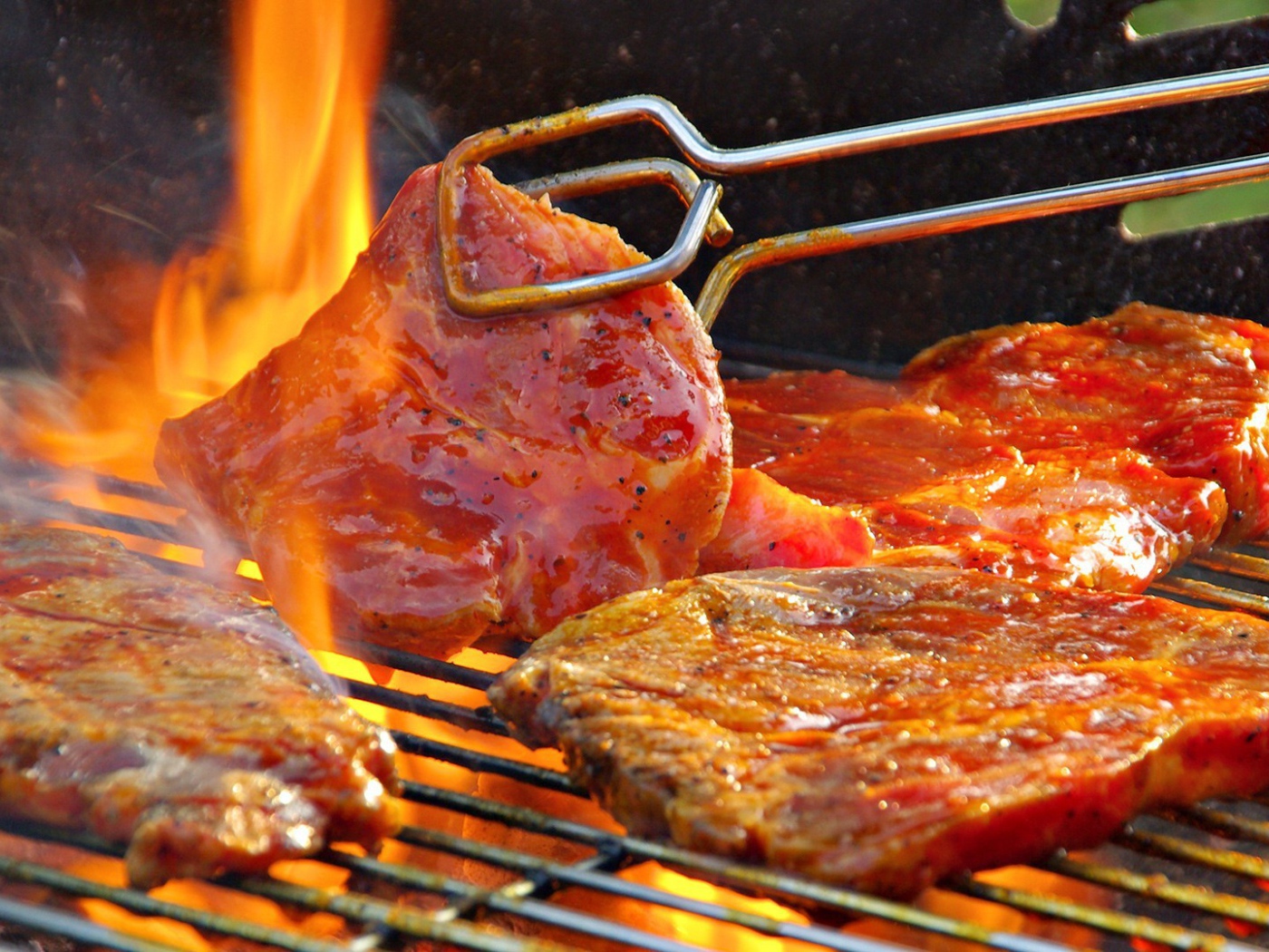 Стейк жарится на огне барбекю