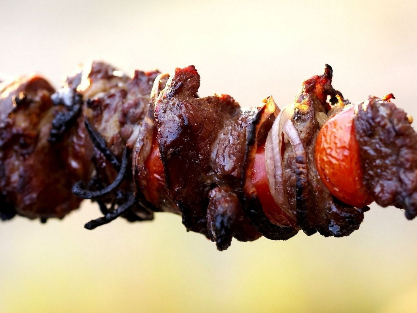 Шашлык на светлом фоне