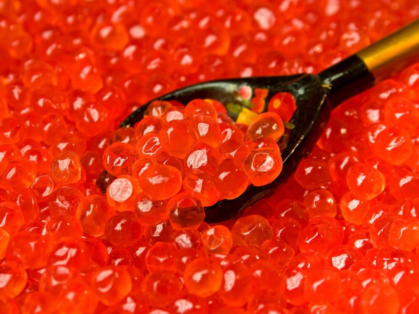 Ложка в красной икре