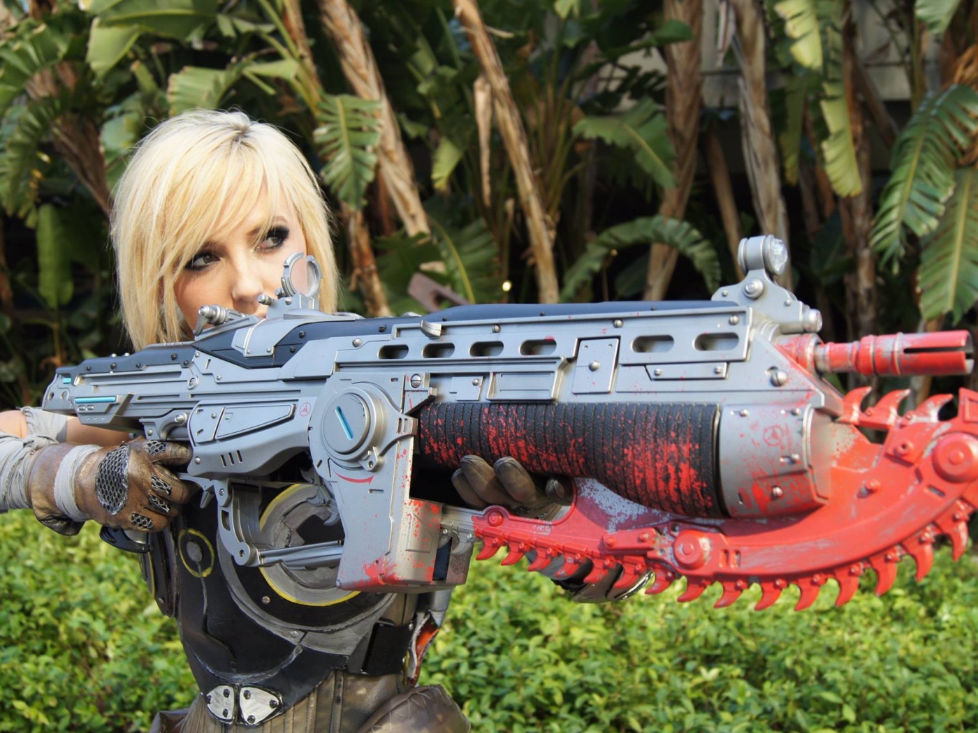 Солдат блондинка из игры Gears of War