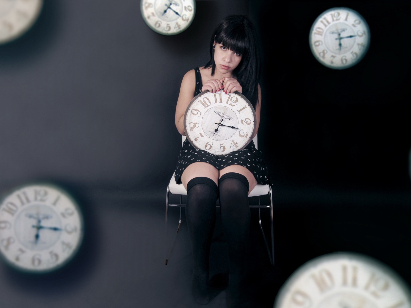 Девушка держит в руках часы