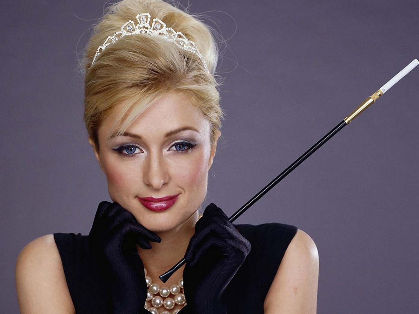 Девушка держит в руке дамский мундштук