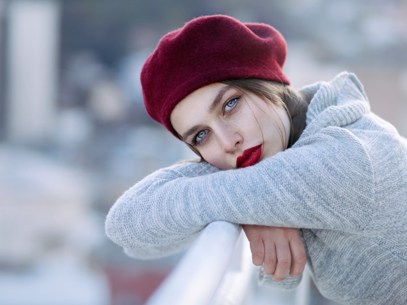 Девушка в сером свитере и красном берете