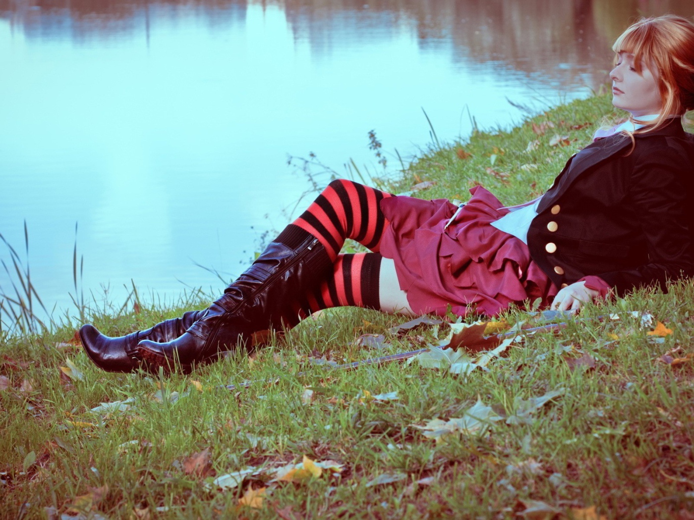 Девушка в чулках лежит на берегу