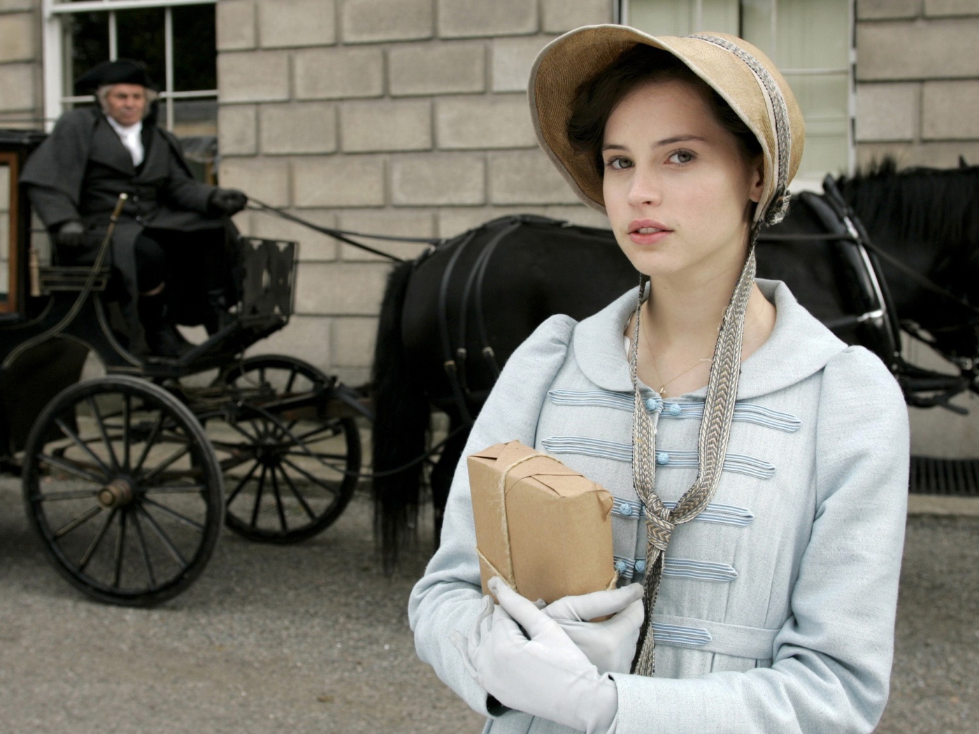Актриса Фелисити Джонс в старинной одежде