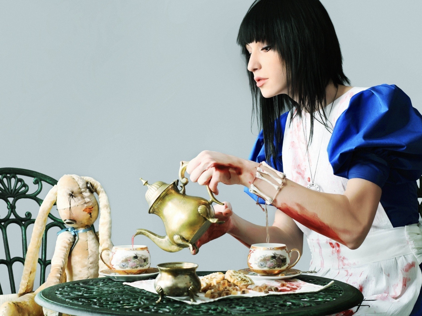 Взрослая девушка играет с куклой