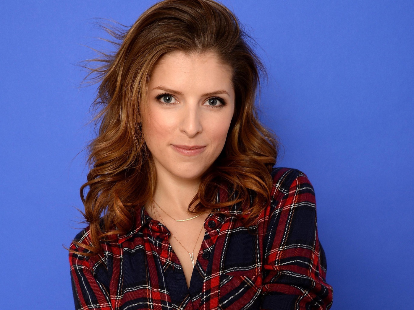 Анна Кендрик на голубом фоне