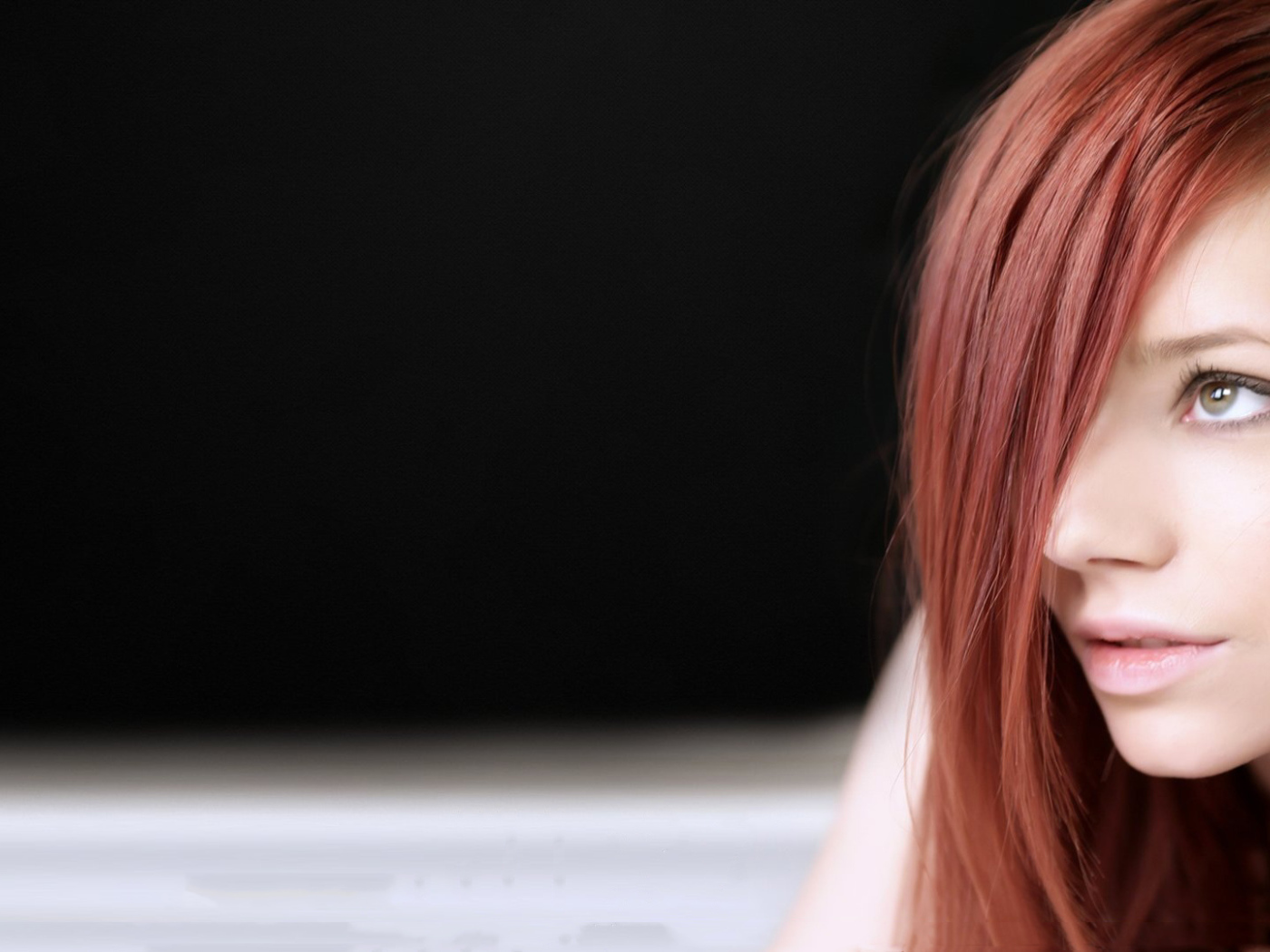 Ariel Piper Fawn на темном фоне