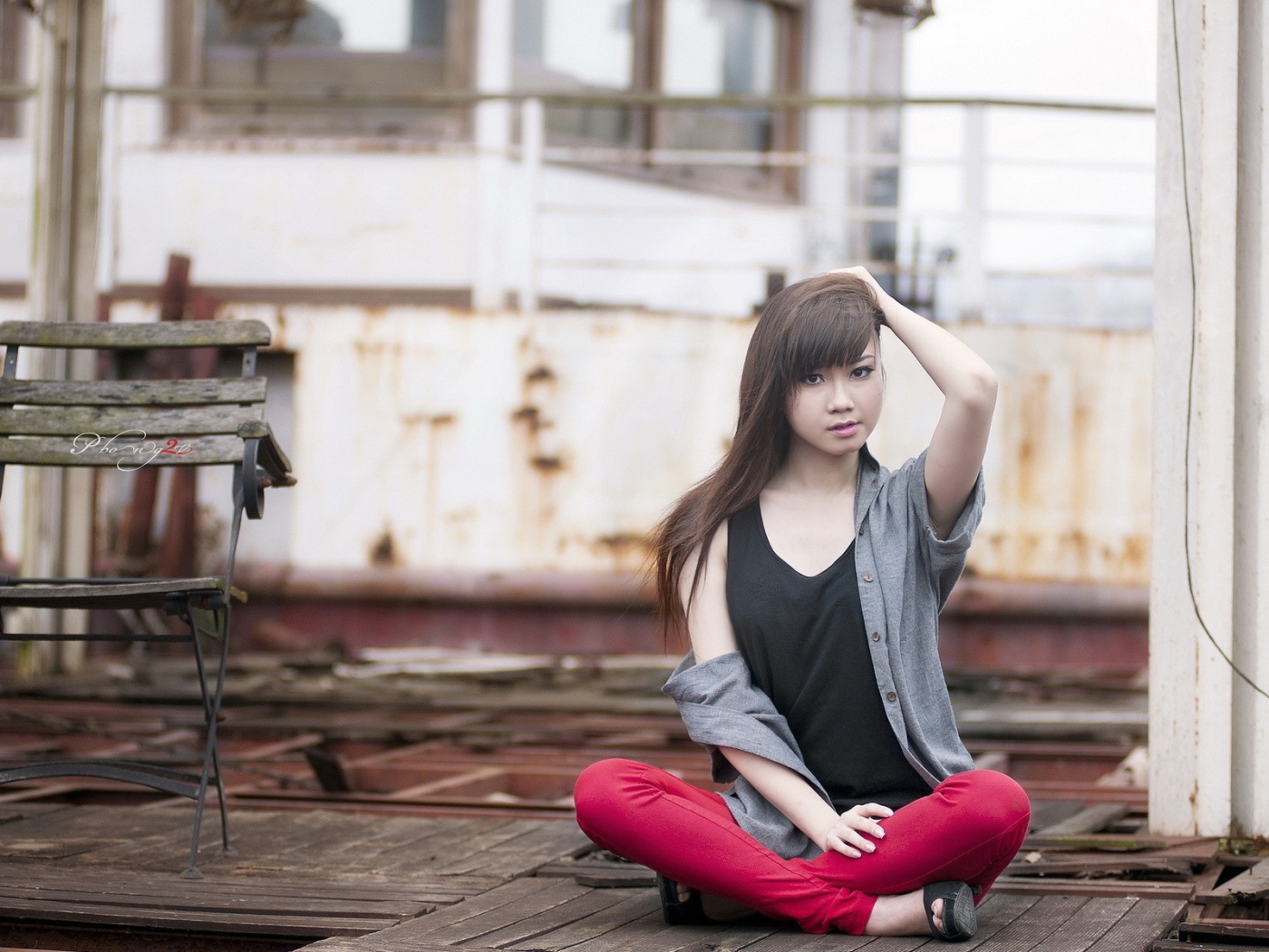 Азиатская девушка в черной майке и розовых штанах