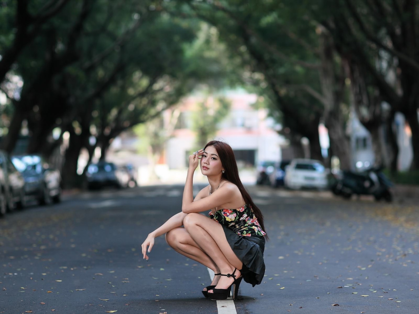 Азиатская девушка сидит на корточках