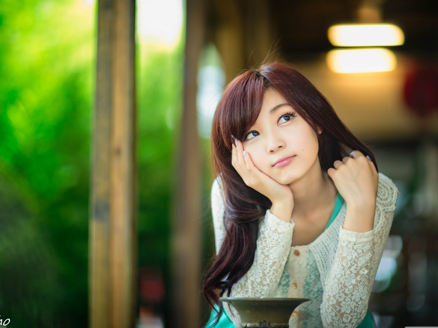 Азиатская девушка задумчиво смотрит вверх