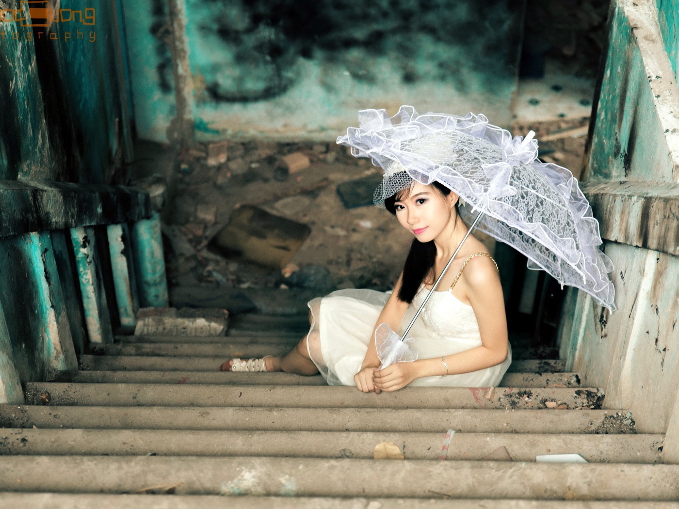 Азиатская девушка с кружевным зонтиком