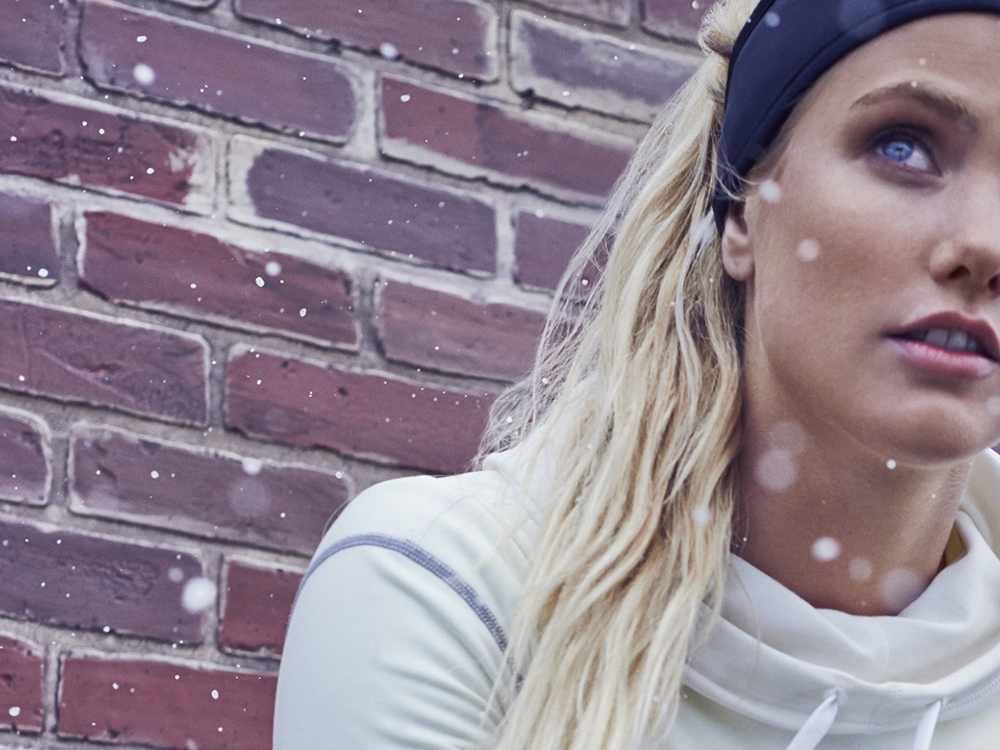 Блондинка в налобной повязке