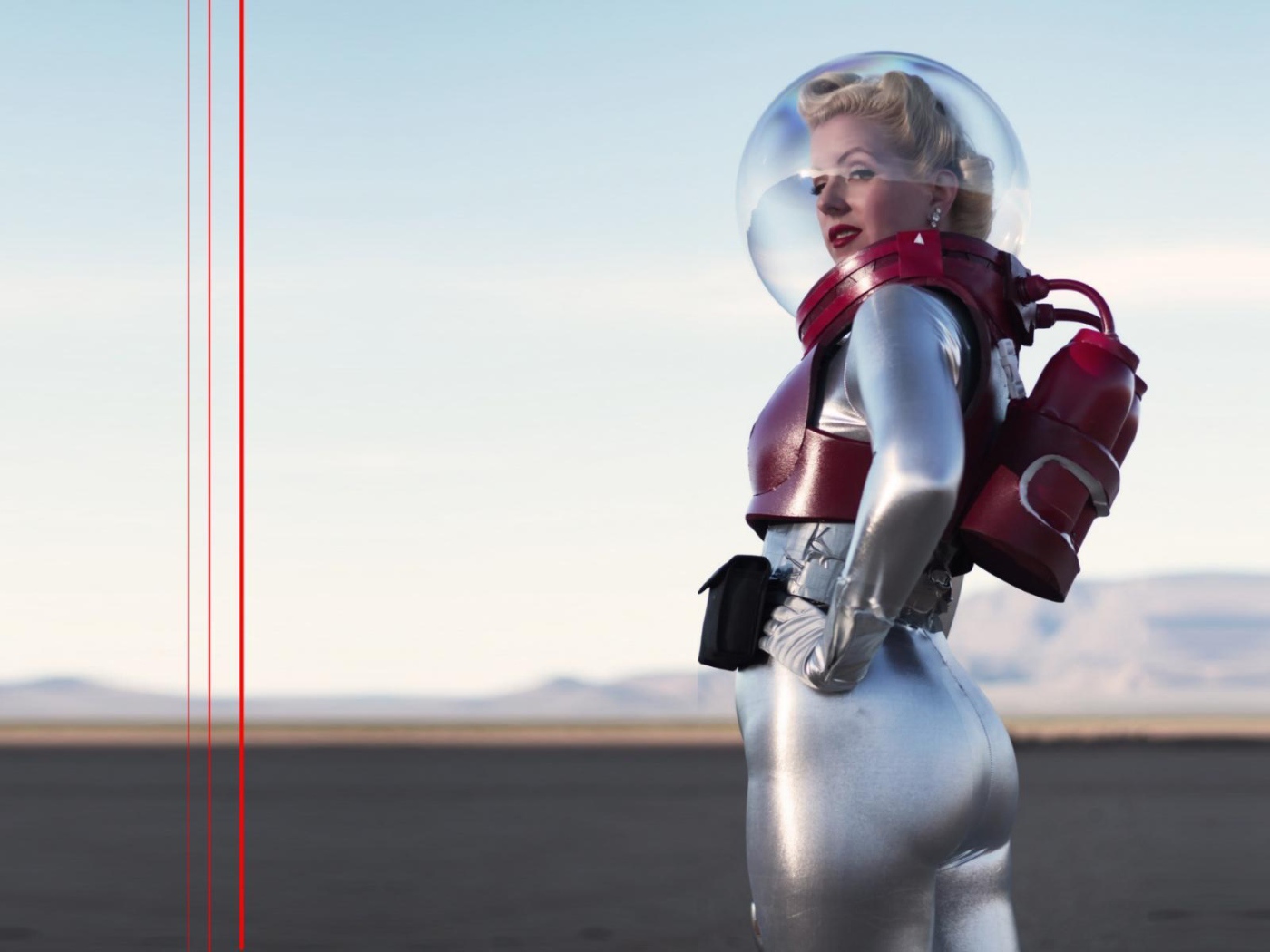 Блондинка в ретро скафандре