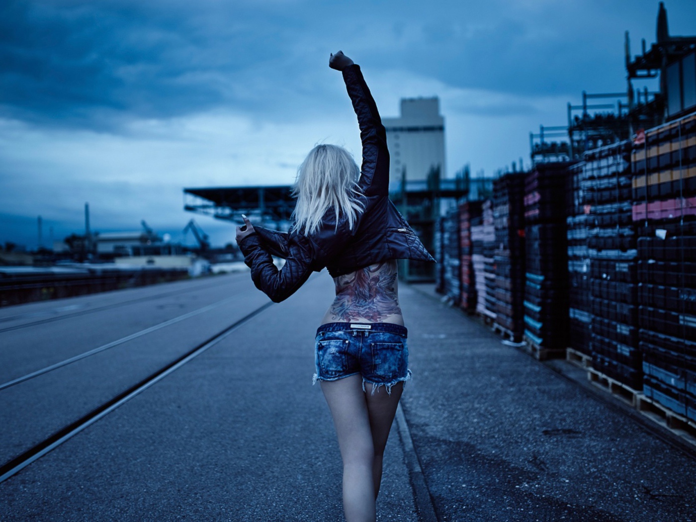 Блондинка гуляет по улице