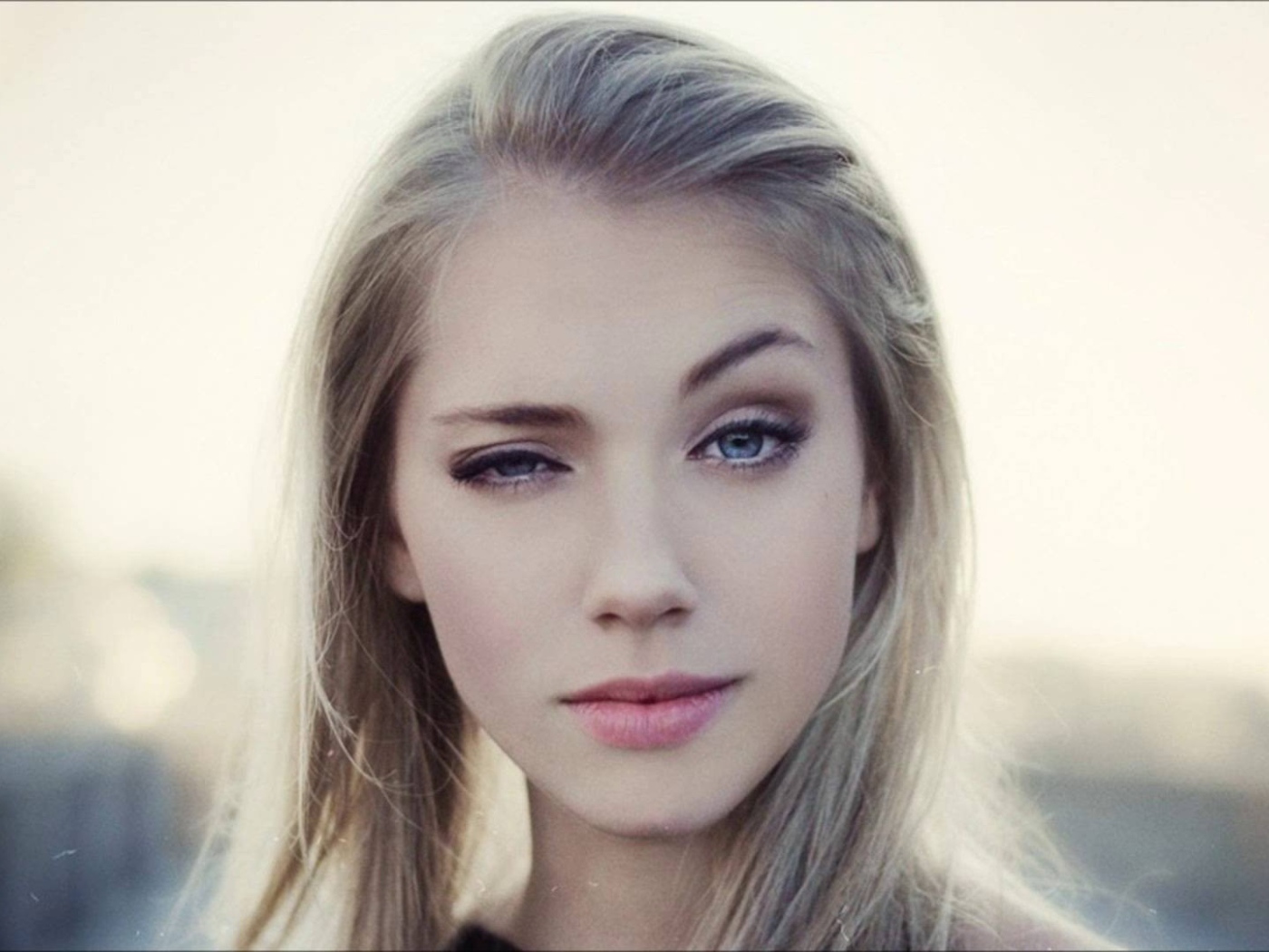 Блондинка с голубыми глазами прищурила глаз