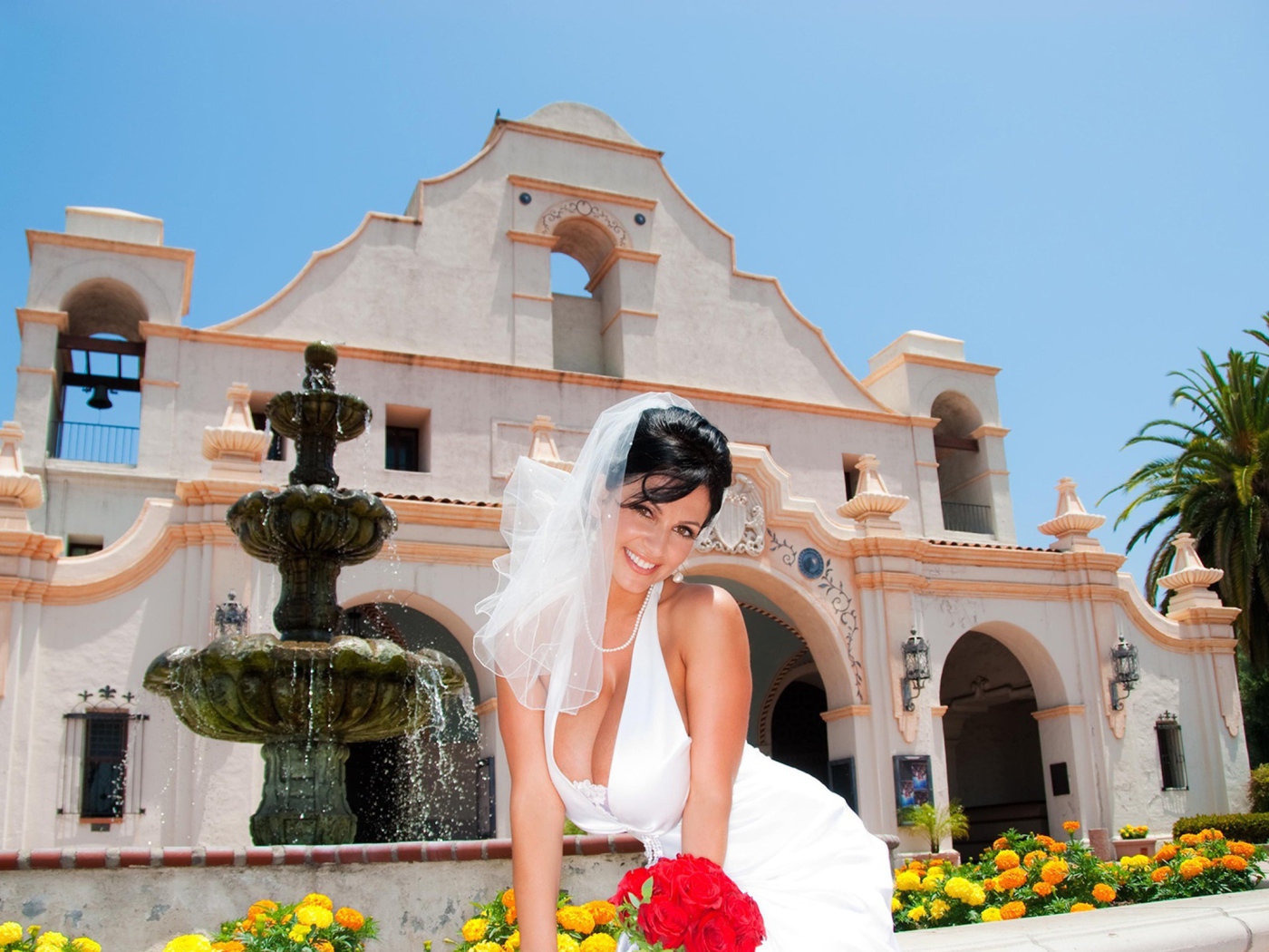 Невеста позирует на фоне дома