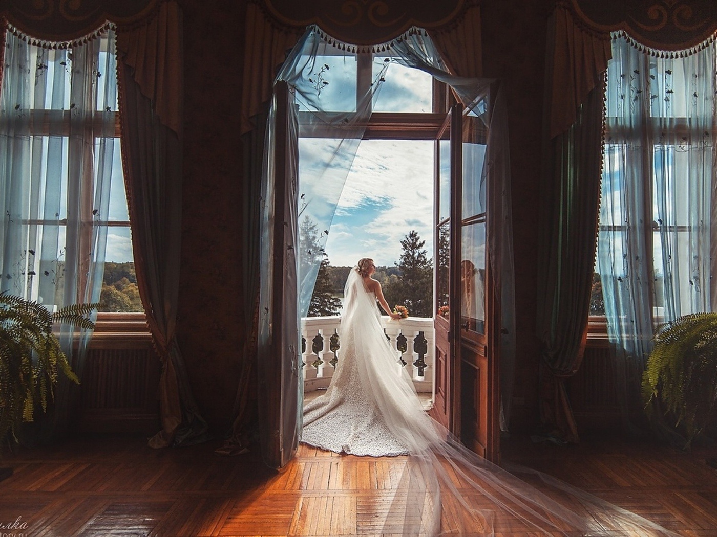 Невеста стоит на балконе