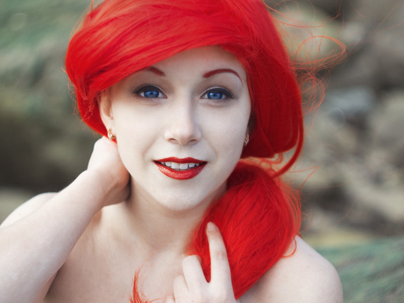 Ярко алые волосы у голубоглазой девушки