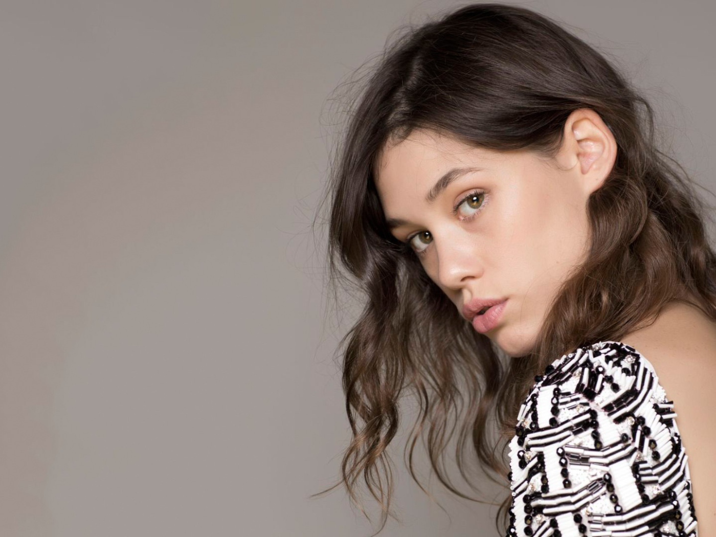 Девушка брюнетка Астрид Бергес