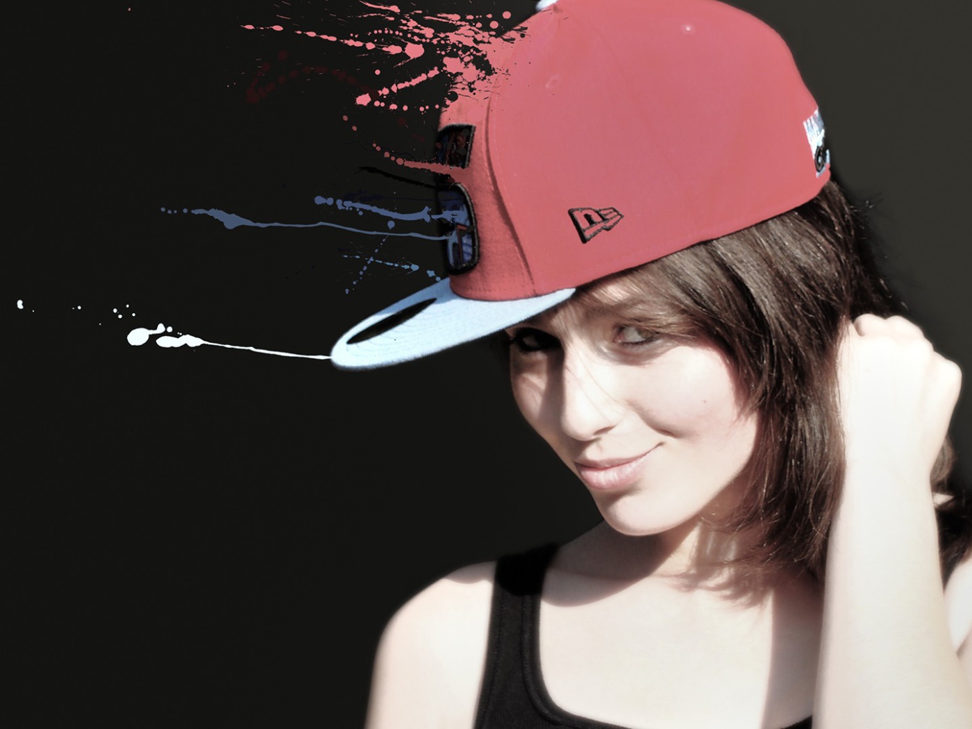 Девушка брюнетка в оригинальной кепке