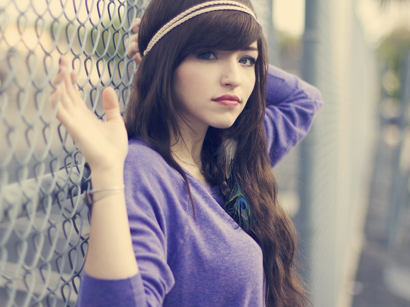 Девушка брюнетка с повязкой на голове