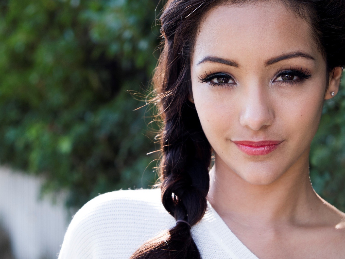 Волосы брюнетки заплетены в косу