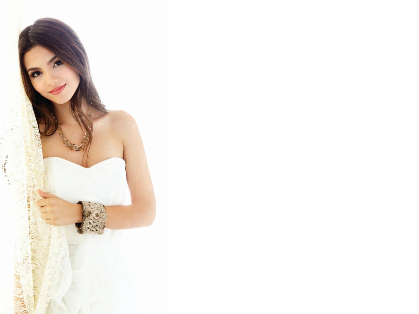 Девушка модель Виктория Юстис в белой одежде на белом фоне