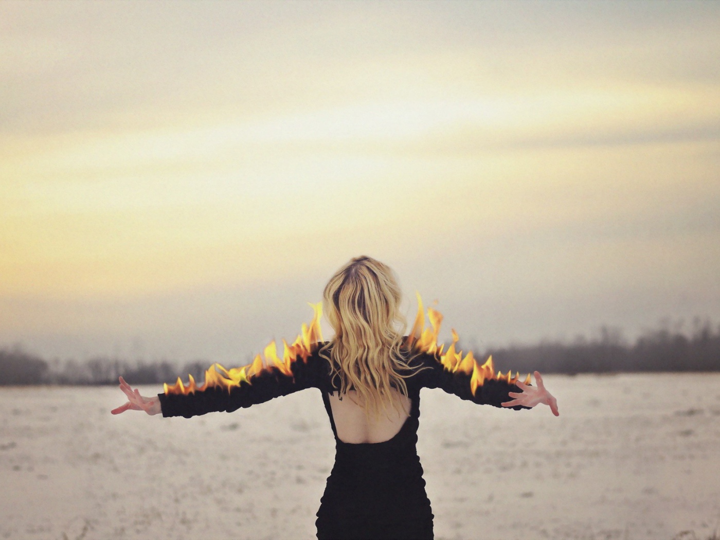 Пламя на руках у девушки