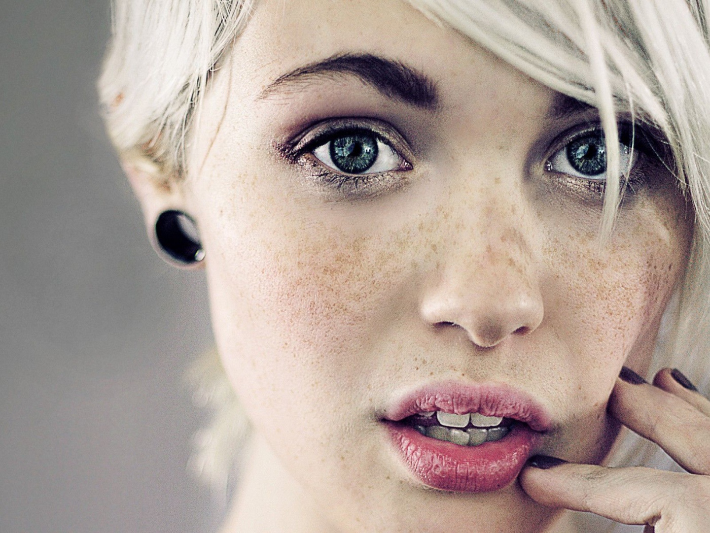 Веснушчатая модель Devon Jade