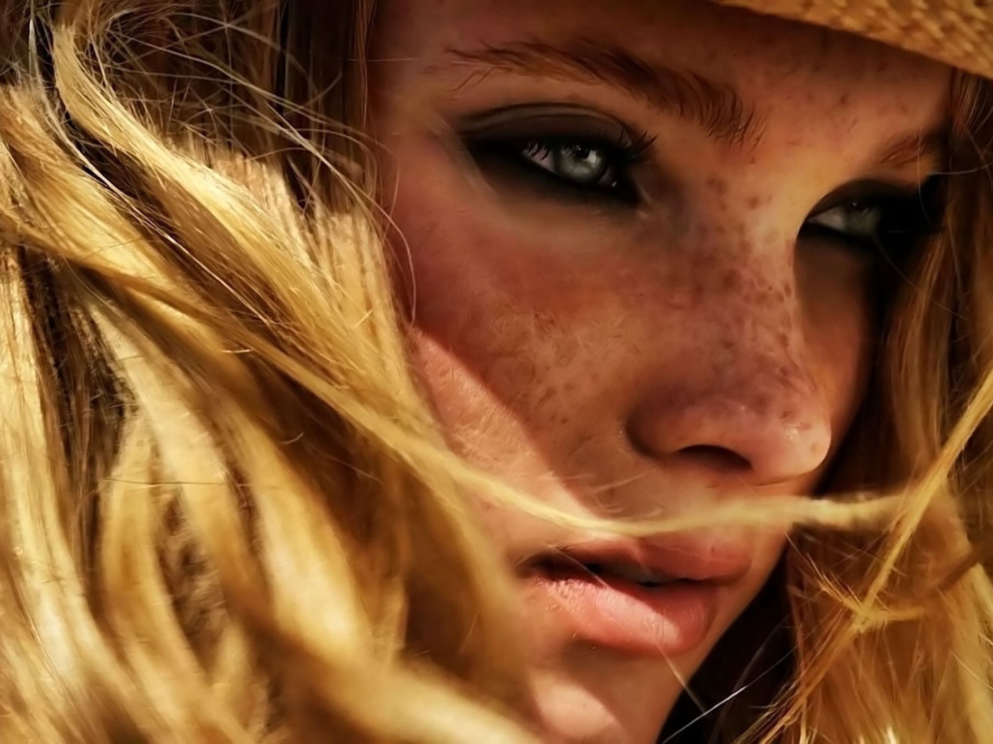 Веснушки у девушки в соломенной шляпе